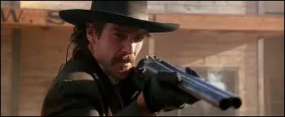En compagnie dun Wyatt Earp, il y a toujours un Doc Holliday. Qui tient le rôle de Doc dans le «Wyatt Earp» interprété par Costner ?