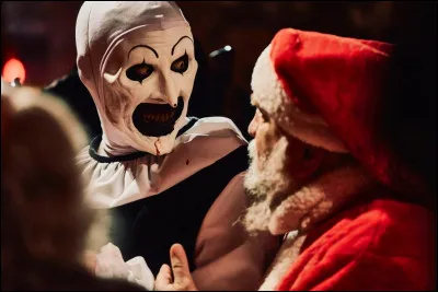 Dans un bar, un homme est déguisé en Père Noël. Il raconte au barman et à un ami qu'avant il se déguisait en...