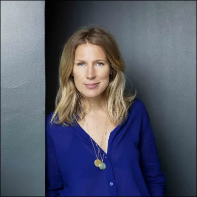 Quelle émission hebdomadaire de France 2, est présentée par Agathe Lecaron, le samedi matin ?