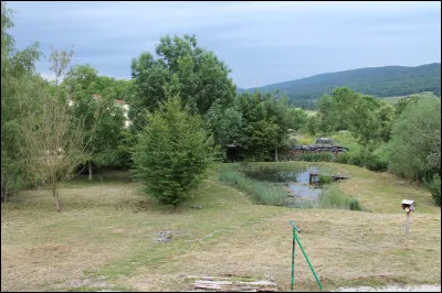 Un trou d'eau, une petite mare, quel nom leur est donn&eacute; par les Bugistes, les Savoyards et les Suisses ?