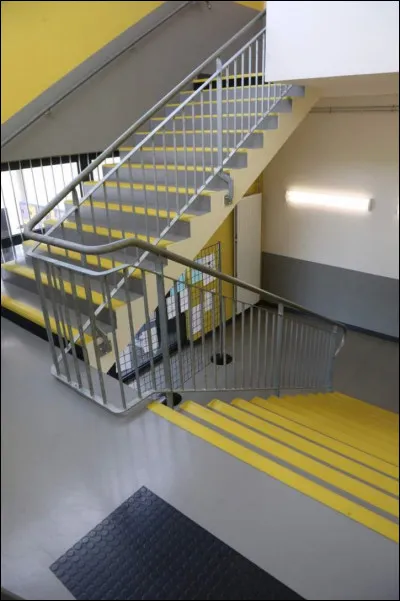 Tu l'accompagnes. En chemin ton amie te demande à s'arrêter sur le bord d'un escalier pour faire une petite pause. (Voilà les magnifiques escaliers de ton collège.) Vas-tu accepter ?
