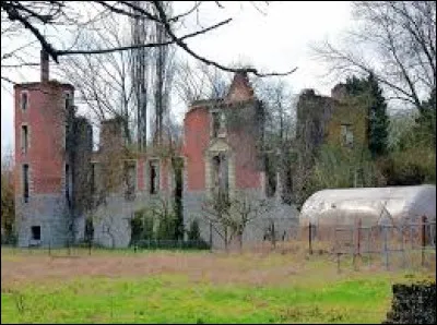 Voici sur cette image les ruines du ch&acirc;teau de G�ulzin. Commune de l'arrondissement de Douai, elle se situe dans l'ancienne r&eacute;gion ...
