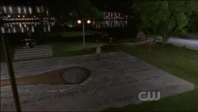 Dans l'pisode 1 de la saison 1  7min37 avec qui est Llucas au terrain prs du fleuve ?