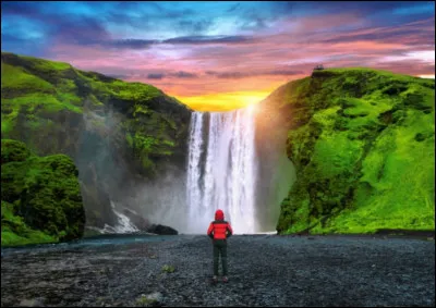 Toujours en Islande, cette chute est caractérisée par ses parois verdoyantes. Vous voyez ici sa taille par rapport à un humain. Quel est son nom ?