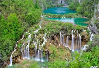 Retour en Europe avec les lacs et chutes de Plitvice, série de petites cascades colorées. Dans quel pays sommes-nous ?