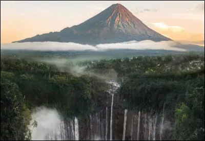 Une des plus belles au monde, l'impressionnante Tumpak Sewu a le volcan Semeru comme toile de fond. Dans quel pays peut-on voir cette merveille ?
