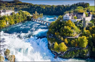 Partons pour Schaffhouse, en Suisse, où se situent ces puissantes chutes le long d'un fleuve. Lequel ?