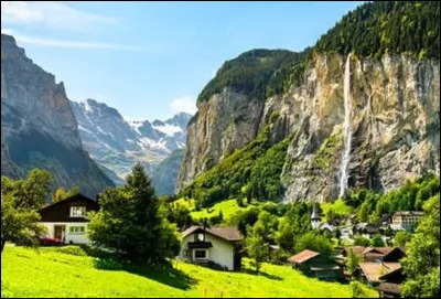 On reste en Suisse avec cette cascade, Staubbach, dans un cadre idyllique, le petit village de...