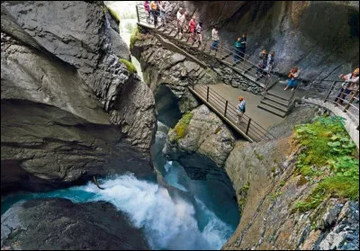 À Stechelberg, tout près de la précédente, se trouve une série de 10 cascades d'une force incroyable, au cur de la grotte. Quel est leur nom ?