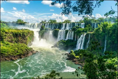 On change d'horizon en partant pour les chutes d'Iguaçu, ou Iguazù, classées à l'UNESCO. Elles sont partagées entre deux pays. Lesquels ?
