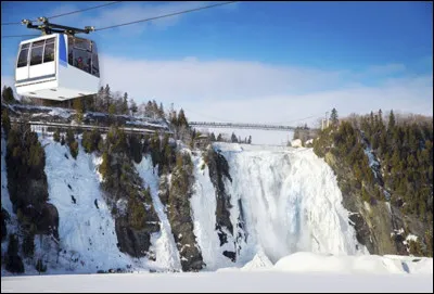 Ces chutes québécoises sont connues pour geler en hiver, ce qui attire les amateurs d'escalade. Comment s'appellent ces chutes ?