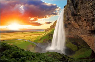 Dans quel pays sommes-nous si je vous montre la cascade Seljalandsfoss ?