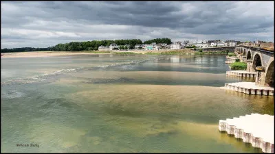 Dans le lit d'une rivière, entre les bancs d'alluvions, il n'est pas rare de trouver un creux, comment s'appelle-t-il ?