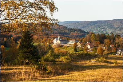 Maintenant un peu de géographie ! Nous sommes en Franche-Comté, dans le département du Jura, sur un plateau situé à 1 100 mètres d'altitude, quel est ce village de 345 habitants ?