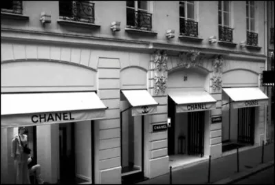 Dans quelle rue parisienne Gabrielle "Coco" Chanel ouvre-t-elle sa première boutique de chapeaux "Chanel Modes", en 1910 ?