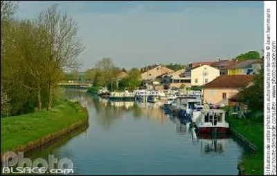 Nous sommes maintenant au Port-Sainte-Marie, à Maizières-lès-Vic. Village de Lorraine, dans l'aire d'attraction de Dieuze, traversé par le canal de la Marne au Rhin, la Seille et le Sânon, il se situe dans le département ...