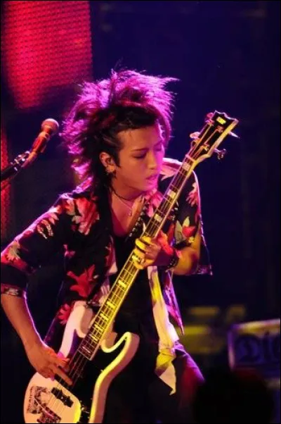 Combien AKi a-t-il eu de piercings, dans sa jeunesse ?