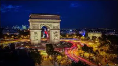 Quel monument emblématique se trouve à Paris ?