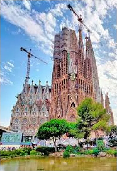 Quelle célèbre cathédrale est située à Barcelone, en Espagne, et toujours en construction ?
