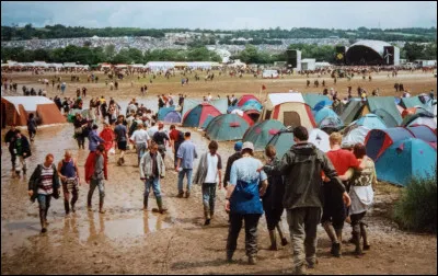 Quelle ville est célèbre pour son festival annuel de musique et de boue ?