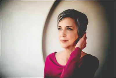 Qui est cette écrivaine française, autrice du roman "Vue sur crime" ?