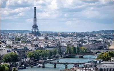 La tour Eiffel est située en face...