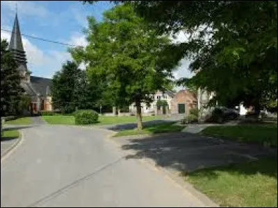 Nous sommes sur la place Michel de Warenghien, à Éterpigny. Village de l'aire d'attraction Arrageoise, il se situe en région ...