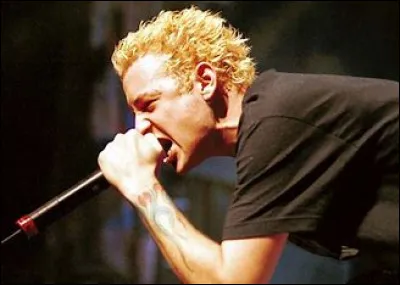 Dans quelle chanson peut-on traduire : "Elève-toi et reprends le pouvoir, il est temps que ceux qui s'engraissent aient une crise cardiaque et qu'ils arrivent à terme. Unissons-nous et assistons à la levée de notre drapeau" ?