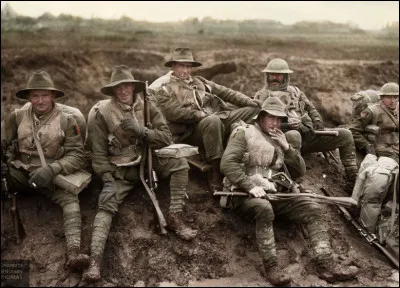 Comment appelle-t-on la période de blocage militaire entre les forces adverses en 1915-1917 ?