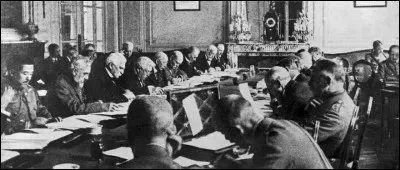 Quel traité a officiellement mis fin à la guerre en 1919 ?