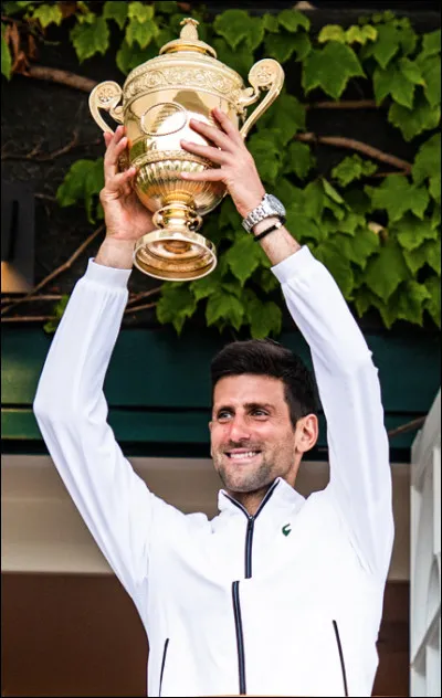 Qui est ce sportif légendaire de Serbie, un des meilleurs joueurs de tennis de tous les temps qui a remporté 99 victoires ATP en simple dont 24 tournois de grand chelem ?