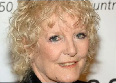 Qui est cette chanteuse qui interprète le titre ''La Dernière Valse'' ?