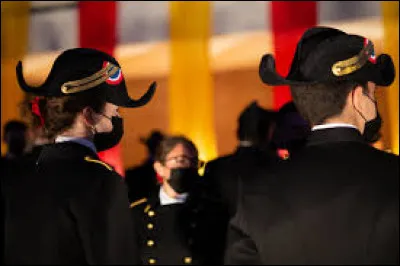 Dans quelle école les élèves portent-ils le bicorne ?