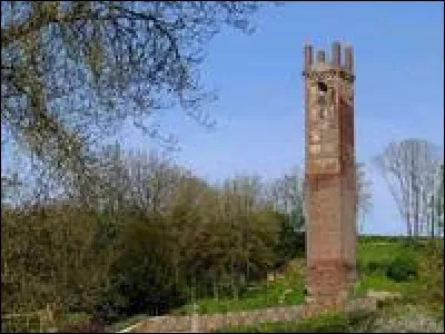 Où se situe la pile de Cinq-Mars, une tour pleine antique qui domine la vallée de la Loire ?