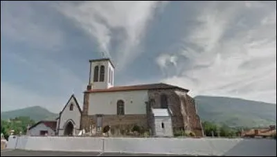 Voici l'&eacute;glise Notre-Dame-de-l'Assomption, &agrave; Uhart-Cize. Village de l'arrondissement de Bayonne, il se situe dans le d&eacute;partement ...
