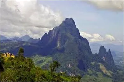Quelle est cette montagne située dans la cordillère Annamitique, point culminant du pays ?