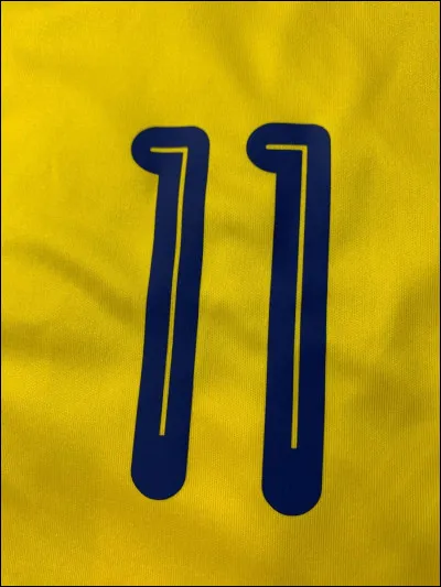 Quelle est la valeur de - 11 élevé au carré ?