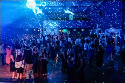 Ce soir, cest le bal de promo : choisis ta tenue.