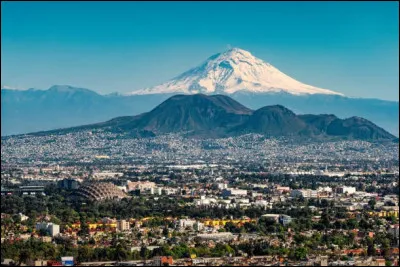 Quelle est cette ville d'Amérique du Nord au bord d'un sommet ?