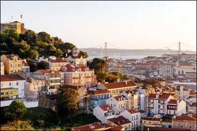 Quelle capitale d'Europe est dotée d'un grand pont métallique enjambant le Tage ?