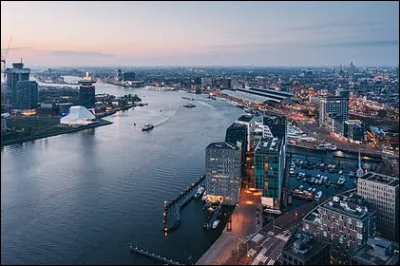 Jacques Brel a chanté cette capitale d'Europe du nord.