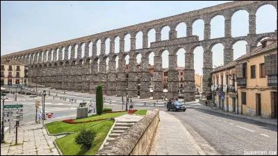 On estime qu'il fut construit approximativement entre 68 et 65 av. J.-C. par les Romains et qu'il fut par la suite profondément restauré et transformé par les Almohades. Quel matériau a été utilisé pour lier les pierres ?