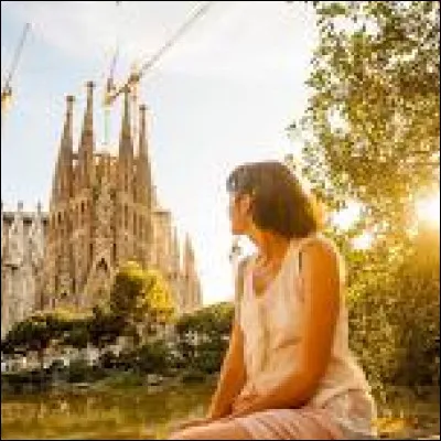 Un peu d'humour ! Dans la chanson des Charlots, dans quelle ville réside l'hidalgo qui chante à sa bonne qu'elle est la reine des paupiettes ?