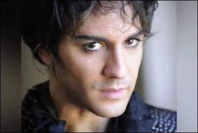 Qui est ce chanteur italien qui joue le rôle de ''Mozart'' dans le spectacle musical ''Mozart, l'opéra rock'' ?