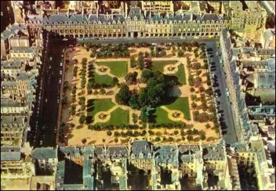 Quel est le nom de cette place, &eacute;difi&eacute;e principalement sous le r&egrave;gne de Henri IV ?