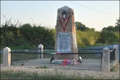 Nous sommes en Occitanie devant le monument des Martyrs, à Gabaudet. Hameau dépendant du village d'Issendolus, dans l'arrondissement de Figeac, il se situe dans le département ...