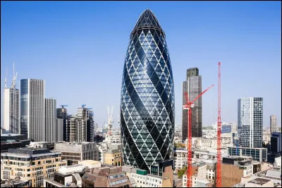 Dans quelle capitale européenne se situe cette tour, surnommée "le Cornichon" ?