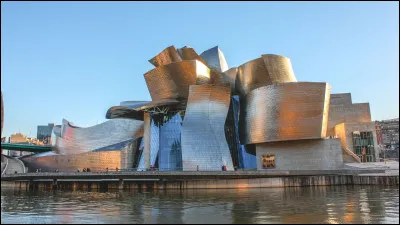 Qu'est-ce que le Guggenheim, ce bâtiment aux formes étranges situé à Bilbao ?