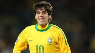Quel est le nom de ce célèbre joueur de football brésilien ?