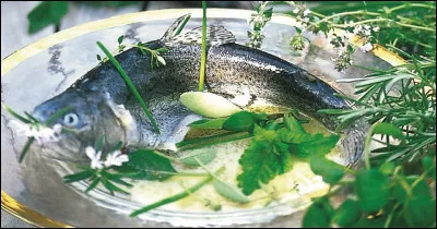 Quel est le nom de cette préparation culinaire de truite arrosée de vin rouge ou de vinaigre chauds, puis cuite dans un court-bouillon composé de vin rouge ou de vinaigre, d'oignons, de sel, de citron ?